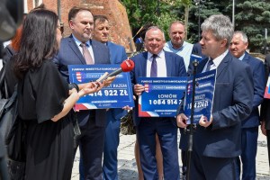 Gmina Łoniów otrzymała czek na wsparcie z tarczy samorządowej 