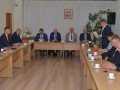 Uczestnicy-spotkania-siedzacy-za-stolami-1-768x513-990Q85