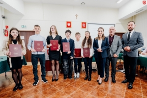 Stypendia - Wójt Gminy Łoniów za wybitne osiągnięcia i wysokie wyniki w nauce