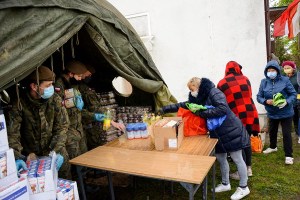 Terytorialsi pomagali wydawać żywność