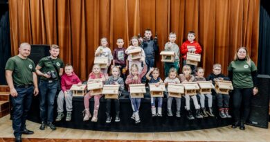 Rodzinne warsztaty świąteczne z budowania karmników